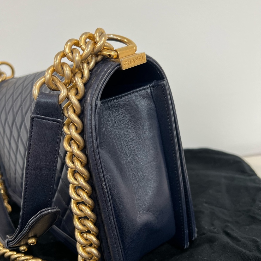 CHANEL Le Boy Medium - Picture 4 of 12